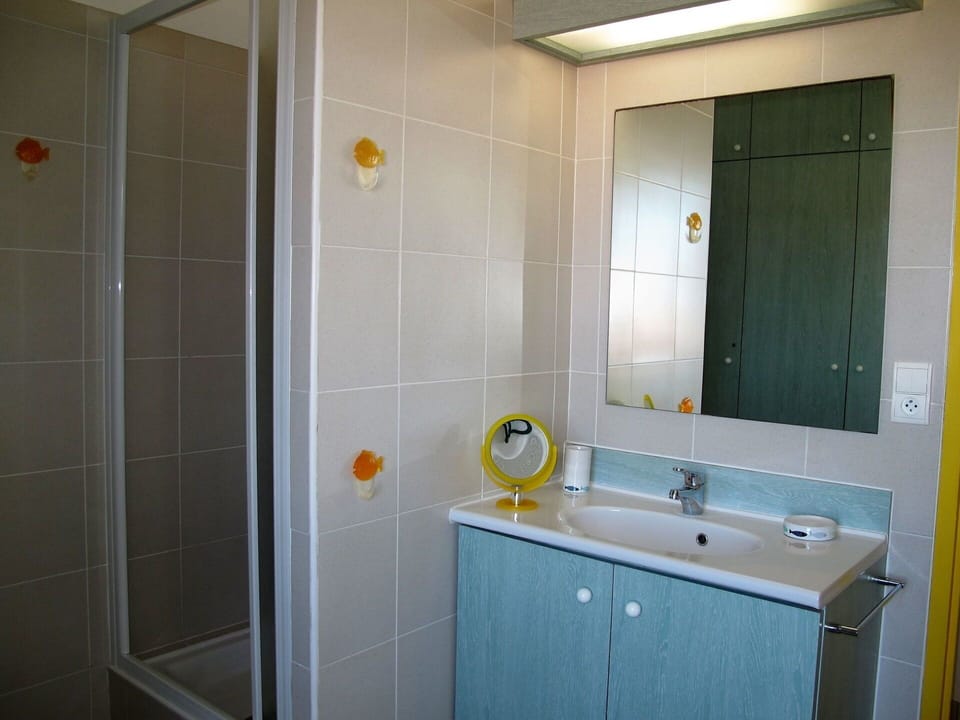 Mirror, Tap, Sink, Bathroom Cabinet, Plumbing Fixture, Cabinetry, Bathroom, Building, Lighting