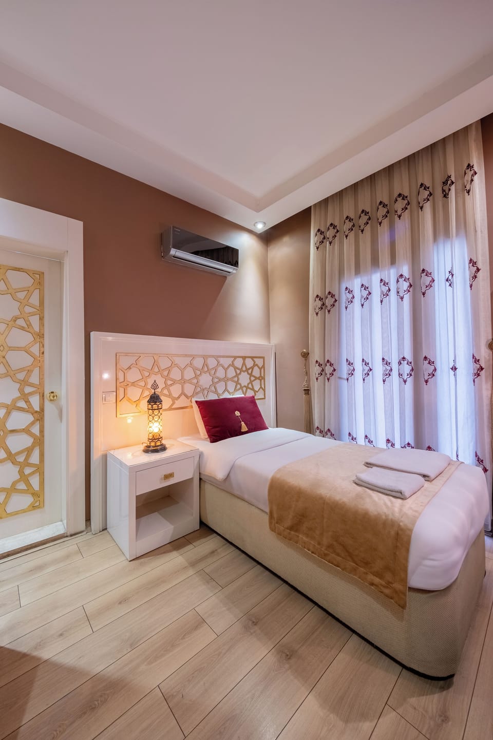 Economy Room | Premium bedding, free minibar items, desk, laptop workspace