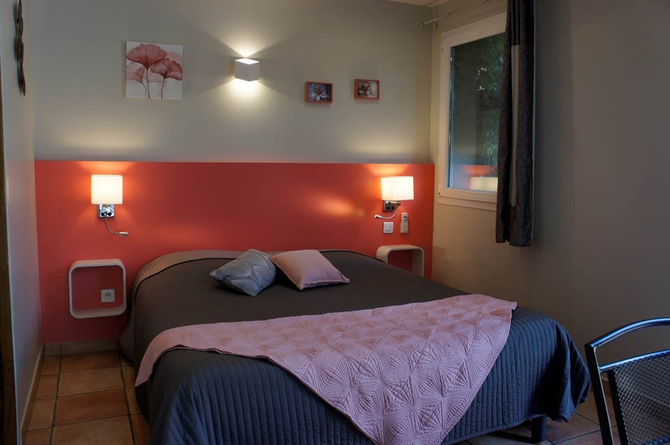 Chambre 303 hotel les peupliers loriol du comtat parc spirou