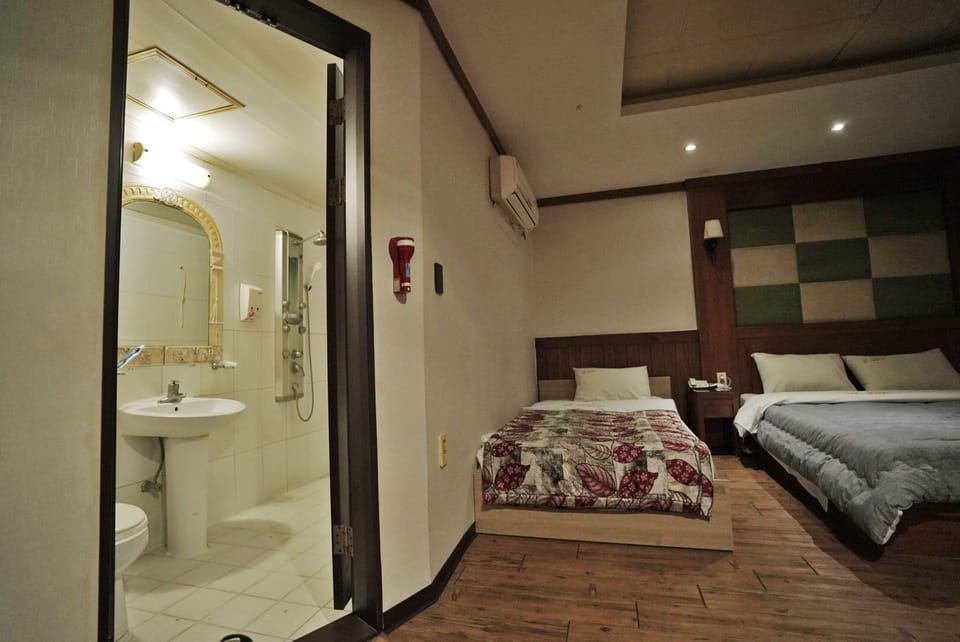 Business Room | Bathroom