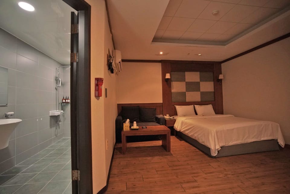 Signature Room | Desk, laptop workspace, soundproofing, free WiFi