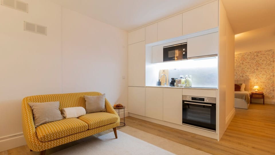 Discover the joy of culinary creativity in our compact yet fully equipped kitchenette. Whip up delicious meals, brew your morning coffee, and savor the flavors of your travels right here. #airbnb #lovelystay
