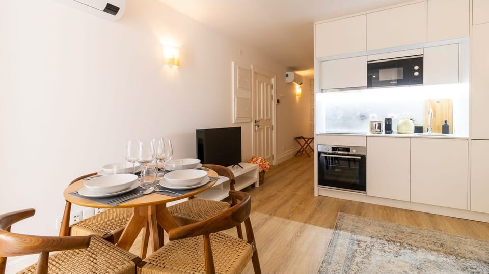 Discover the joy of culinary creativity in our compact yet fully equipped kitchenette. Whip up delicious meals, brew your morning coffee, and savor the flavors of your travels right here. #airbnb #lovelystay
