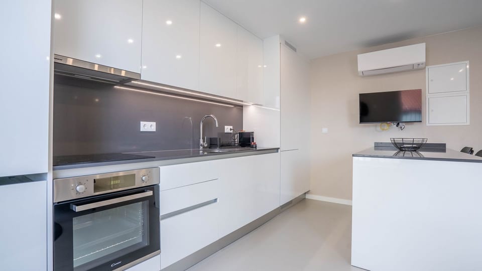 Prepare delicious meals with ease in this sleek, fully equipped kitchenette, designed for both functionality and style. The modern appliances and ample counter space ensure that culinary creations are a joy, making your stay feel like home.
#ModernKitchen
