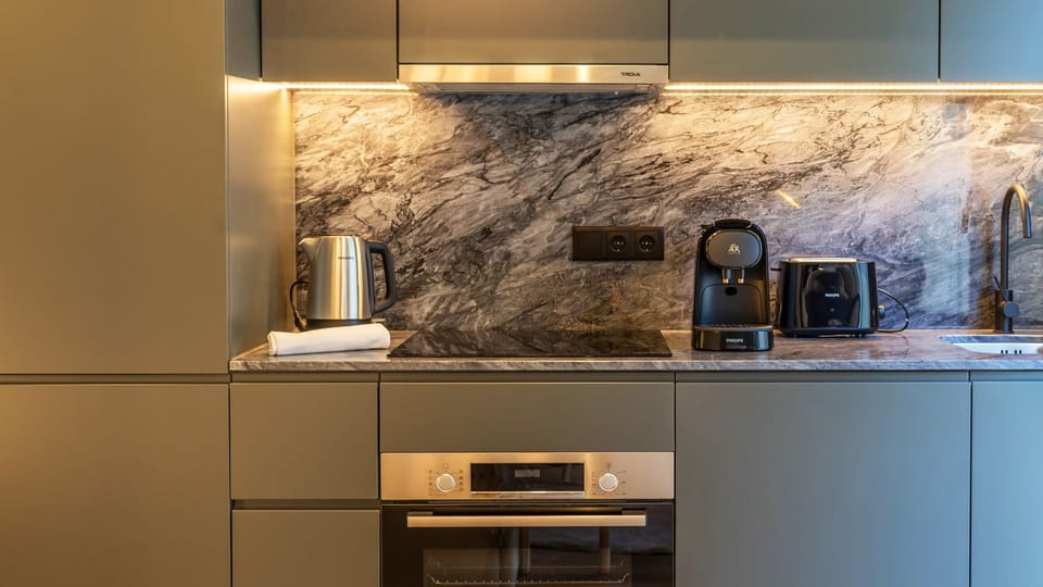 Well-equipped kitchenette, where you can find all the essentials you migh need #airbnb #kitchenette