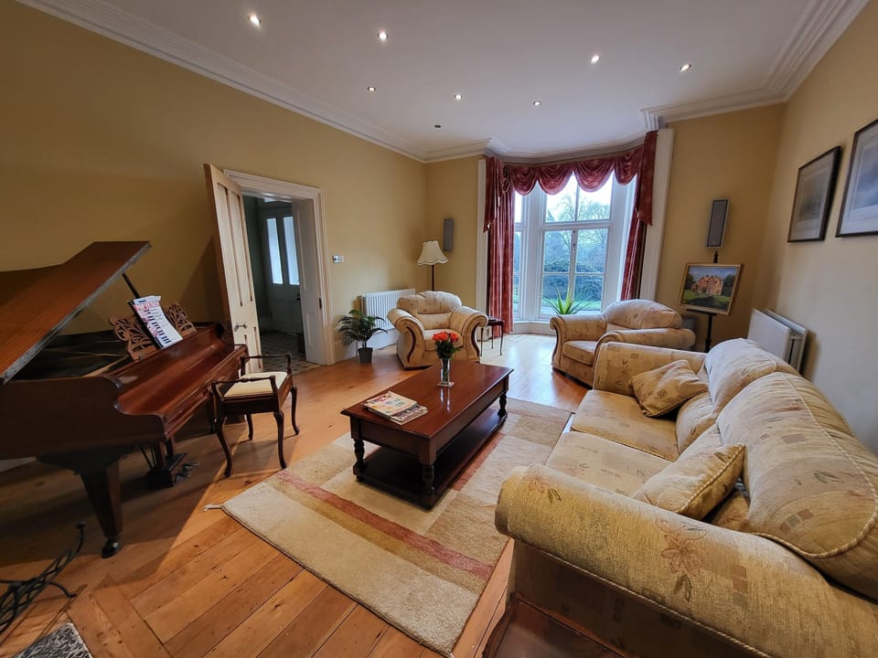 Lounge area (no TV)