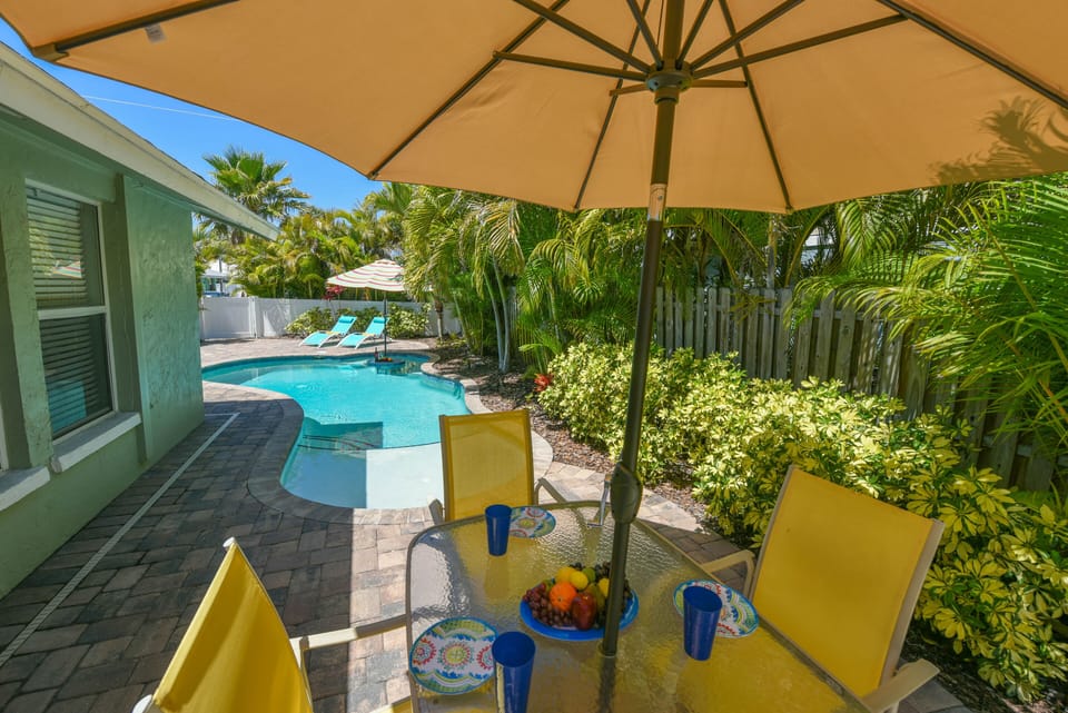 Outdoor dining - umbrella up or down?