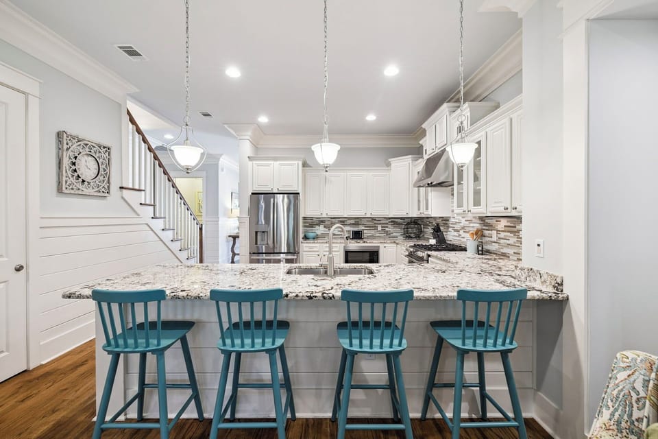 Bar Seating for 4 - Perfect for Breakfast or Quick Bites!