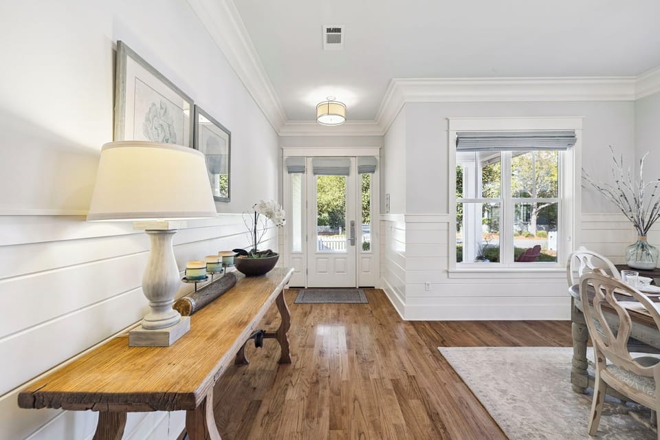 Inviting 1st Floor Entry!