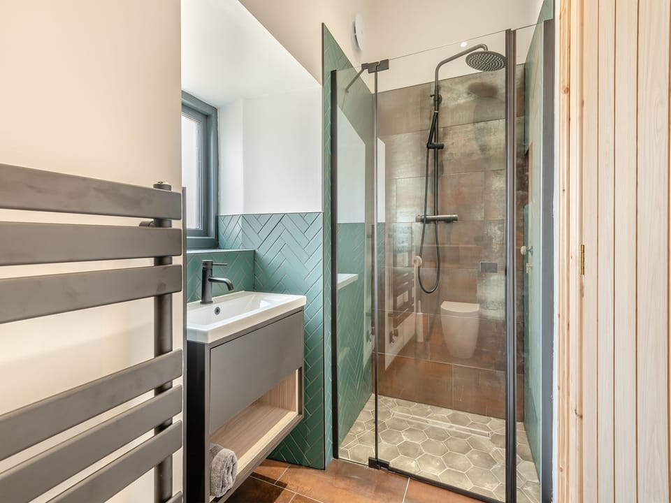 En-suite Bathroom | Cattle Cake Cottage, Askham, near Penrith