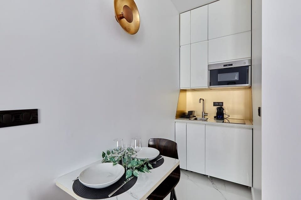 kitchenette avec micron onde, table de cuisson et frigo