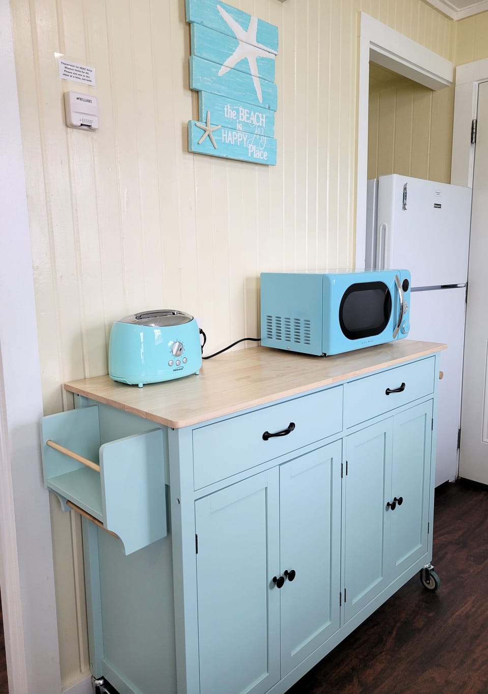 Low Tide has a retro vibe and coastal decor.