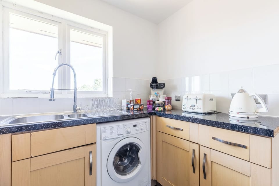 Full-size fridge, microwave, oven, stovetop