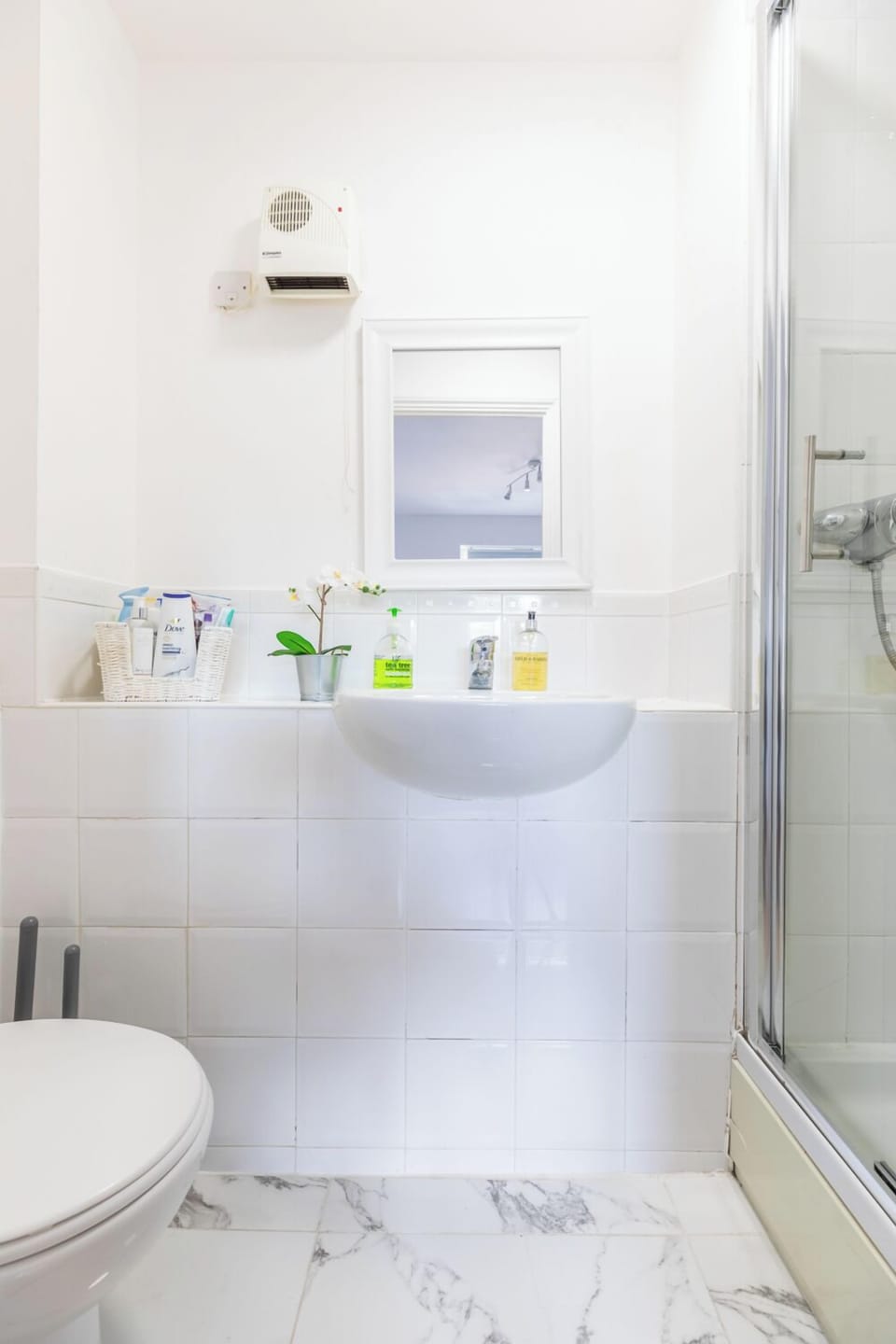 Skyline Haven Modern 2BR w/ Free Parking & 4kTV Apartment in London
