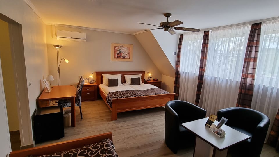 Comfort Triple Room | Living area | 32-inch LED TV with satellite channels, offices
