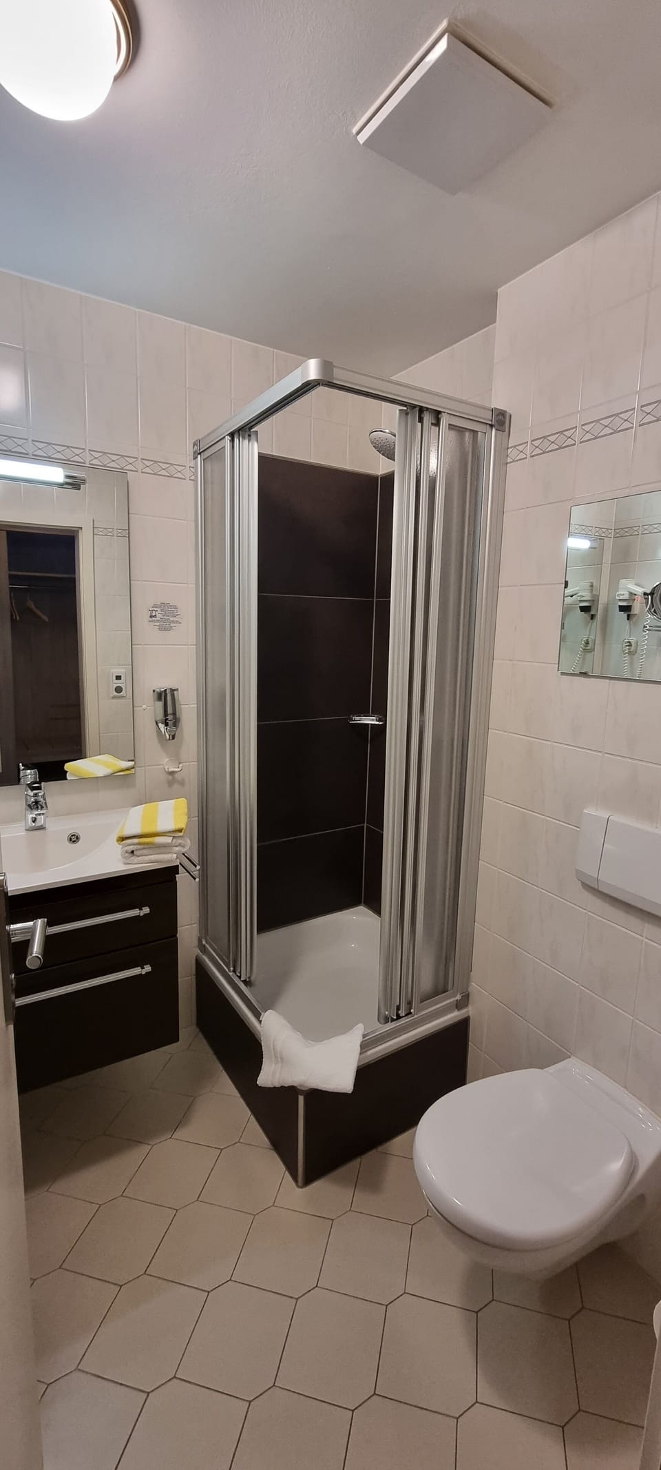 Standard Single Room, Non Smoking | Bathroom | Free toiletries, hair dryer, towels, soap