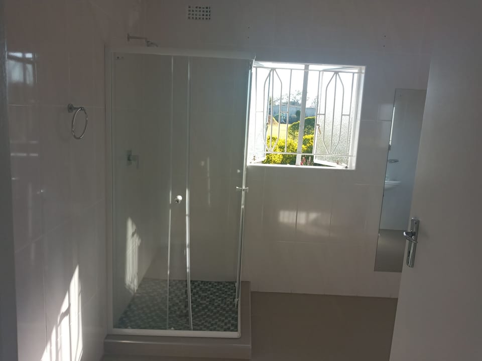 Hydromassage showerhead, free toiletries, hair dryer, towels