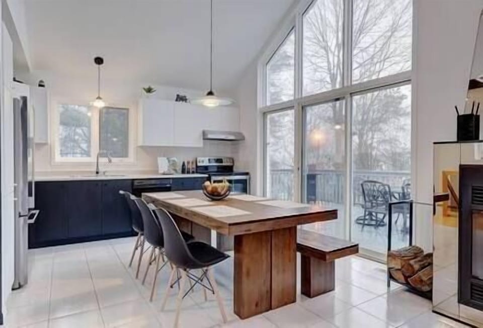 Dining table and kitchen (1)