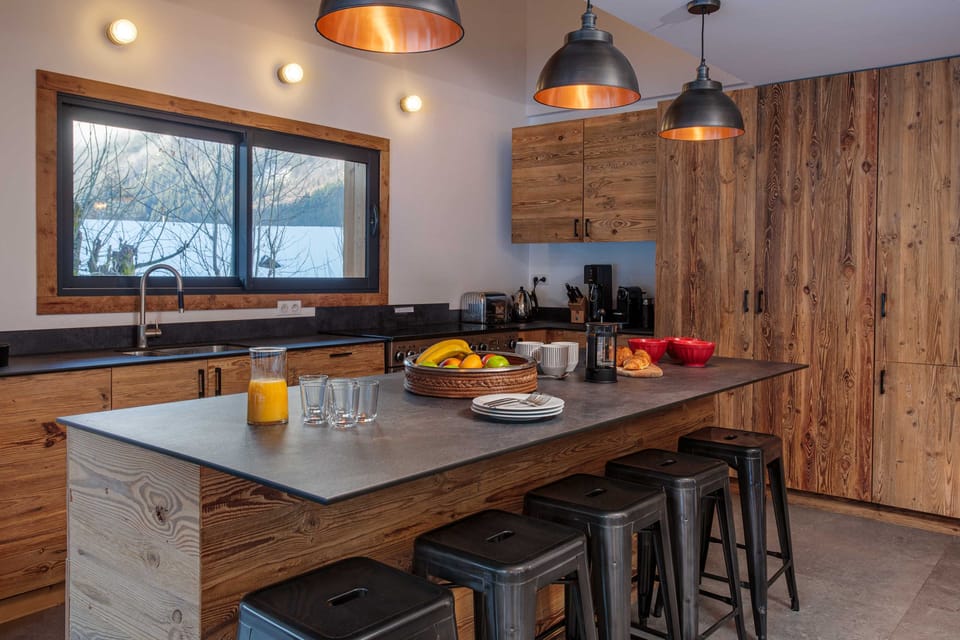 Breakfast bar and kitchen