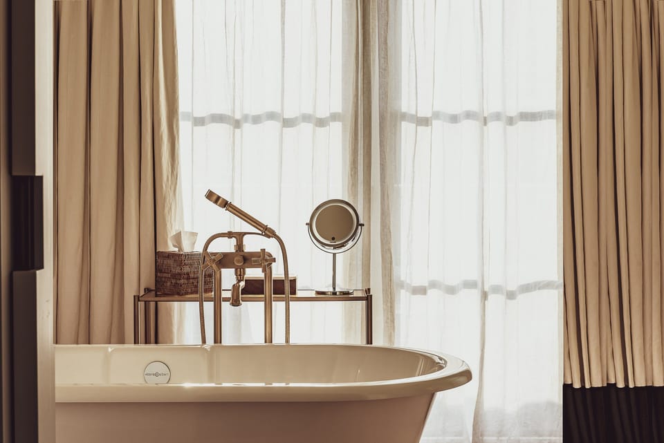 Suite Prestige | Bathroom | Eco-friendly toiletries, hair dryer, bathrobes, slippers