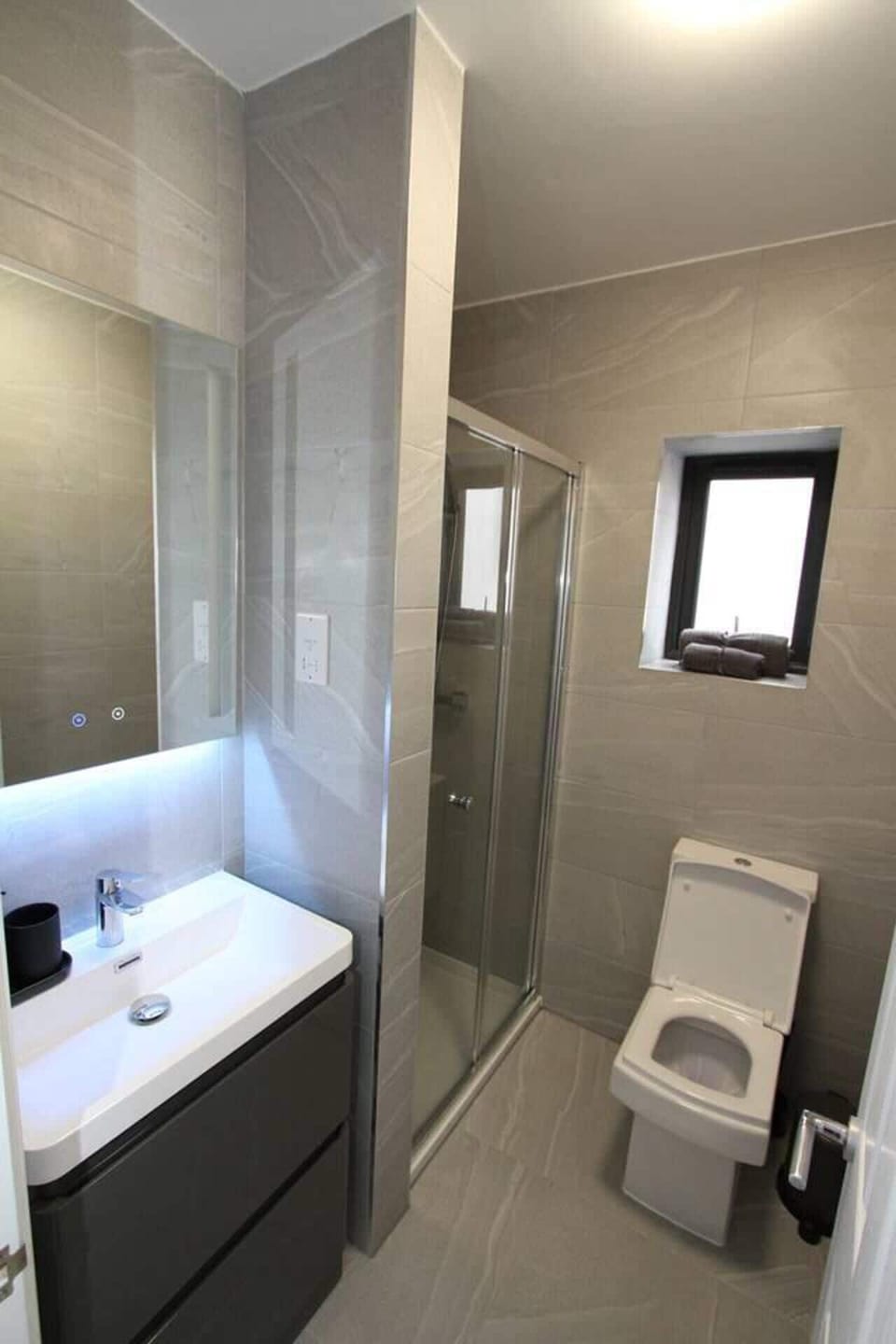Studio | Bathroom | Shower, hair dryer, towels