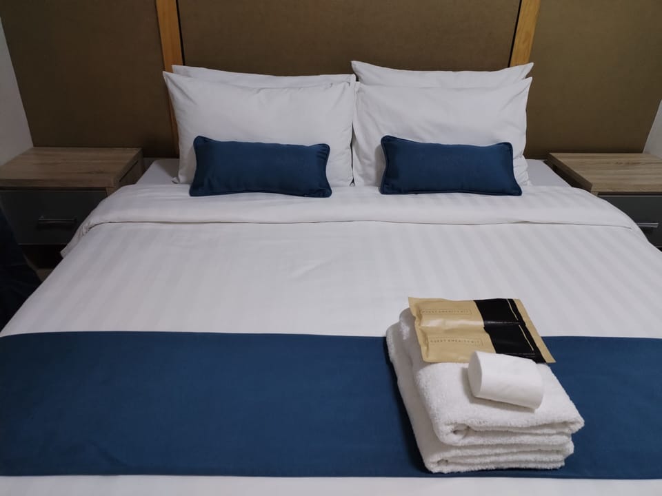Junior Suite | Hypo-allergenic bedding, in-room safe, individually decorated