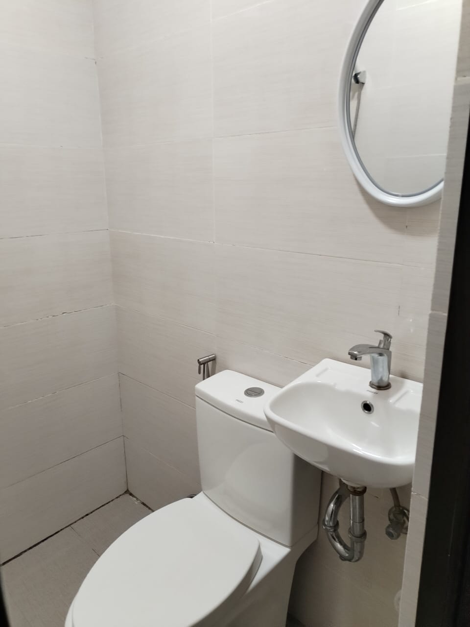 Shower, free toiletries, bidet, towels