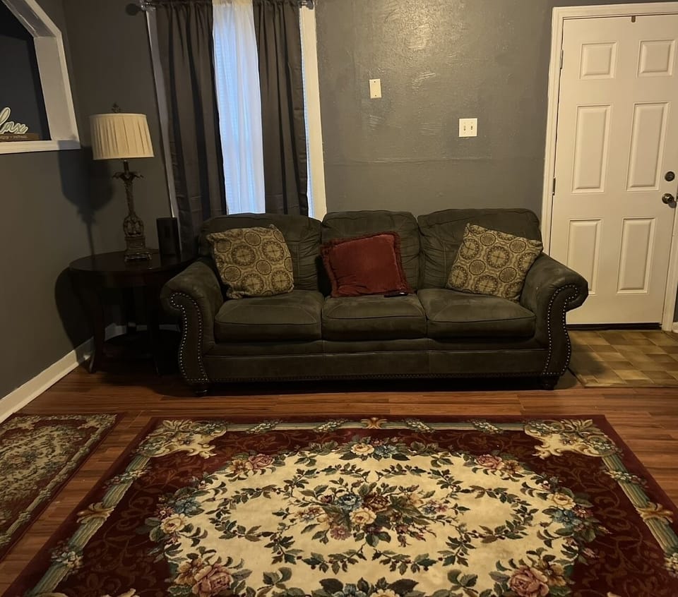 Sitting area
Relax with family, play games, watch a movie on 32 in smart tv