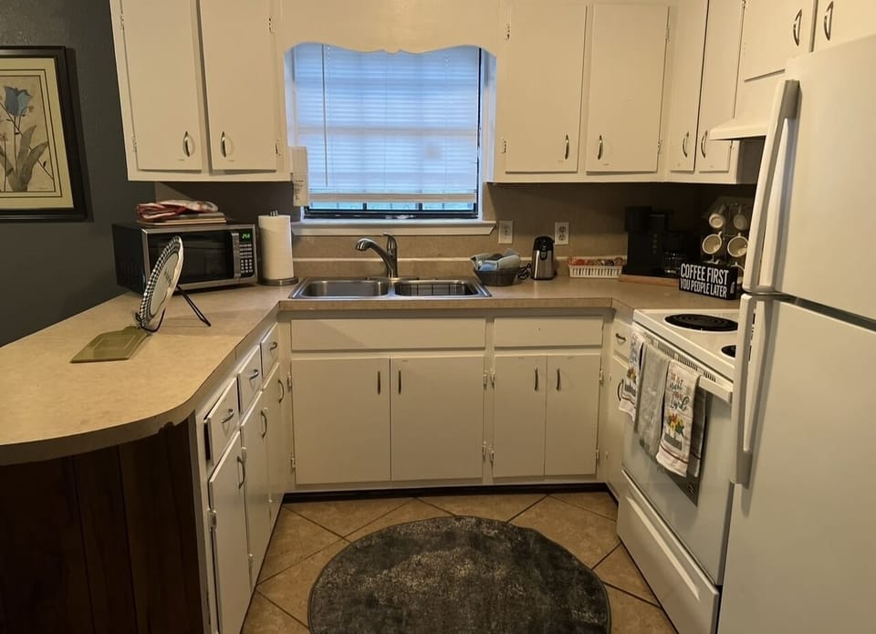 Fully equipped kitchen, can prepare a dinner for the family.