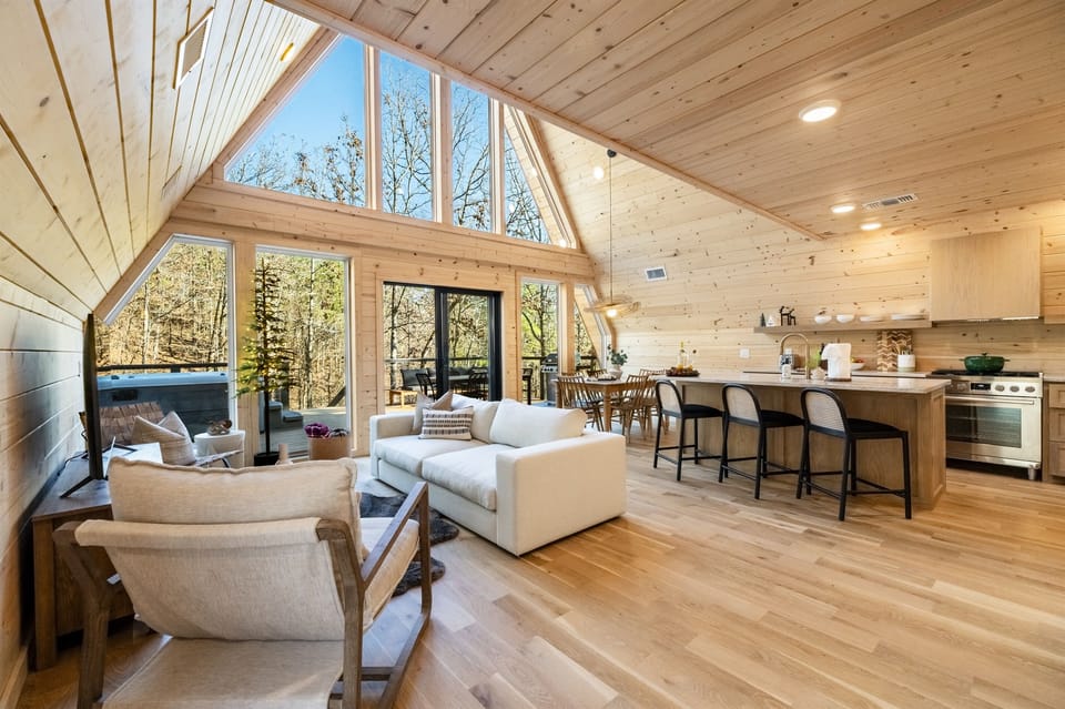 Living Room: Luminous space with stunning views, perfect for relaxation or gatherings!