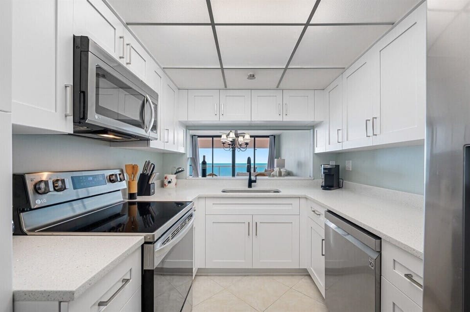 Updated, fully equipped kitchen with stainless steel appliances and a Gulf view!