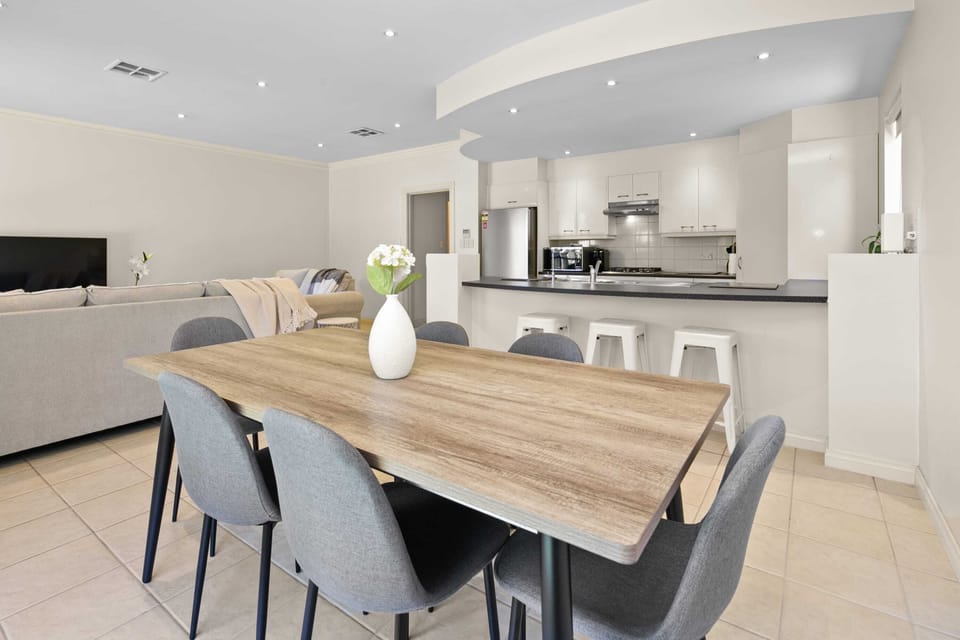 Dining/ Kitchen bar