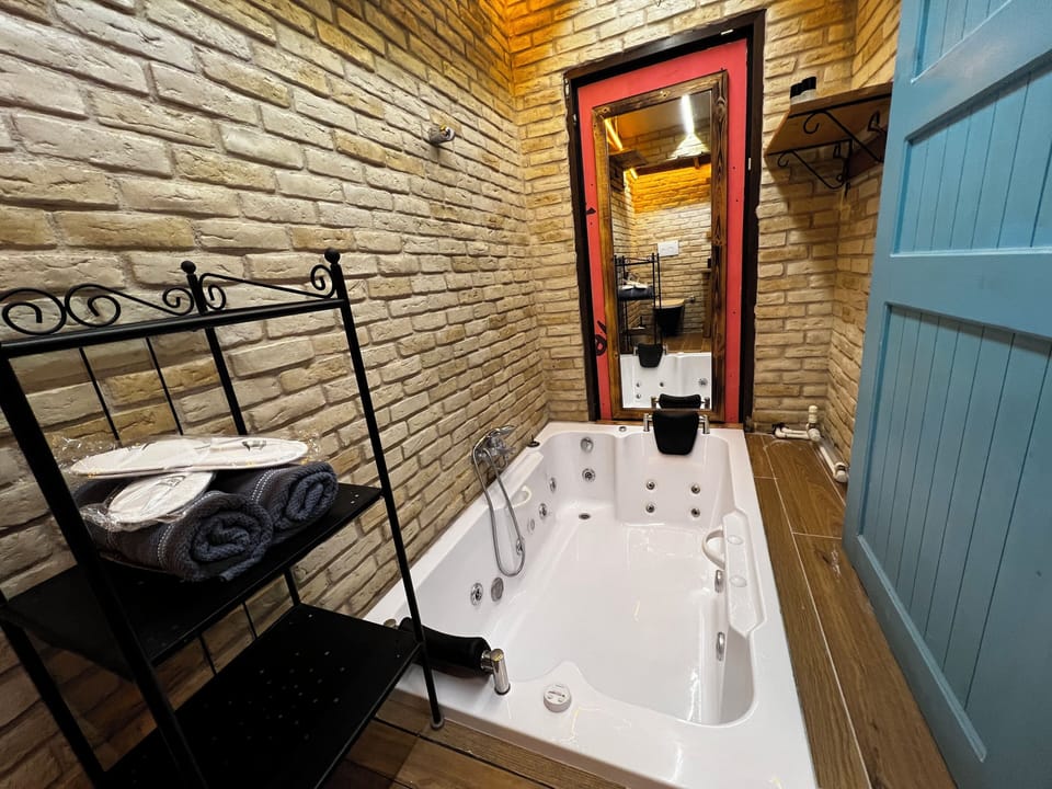 BAHCE KULUBELER | Bathroom | Hair dryer, towels, soap, shampoo