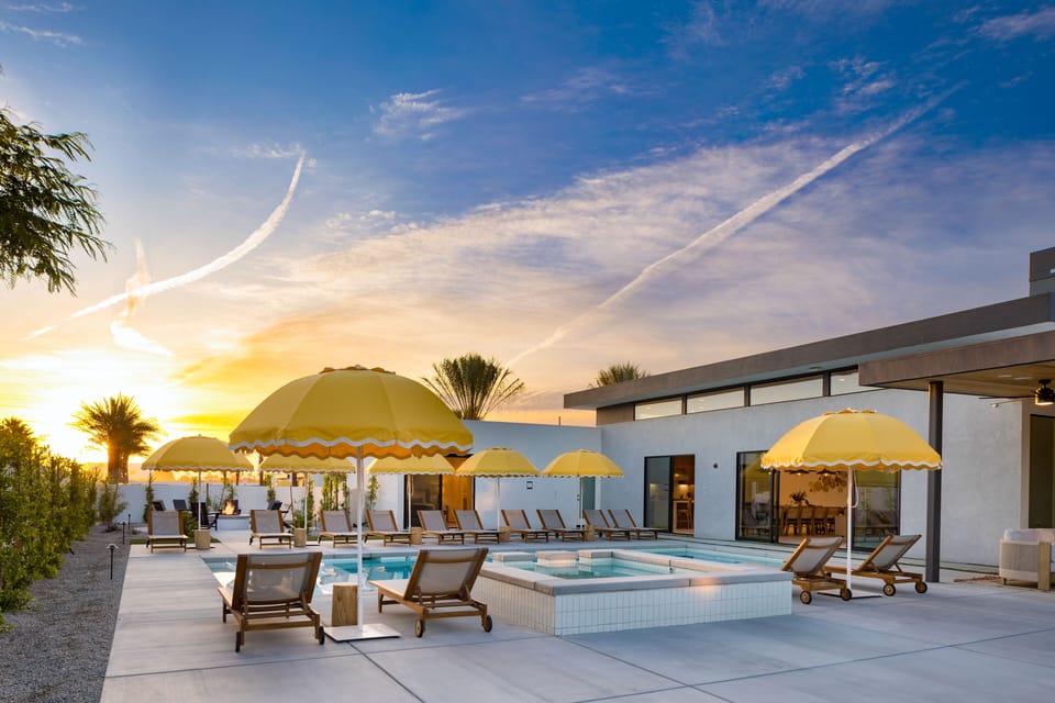 Plenty of poolside loungers for everyone!