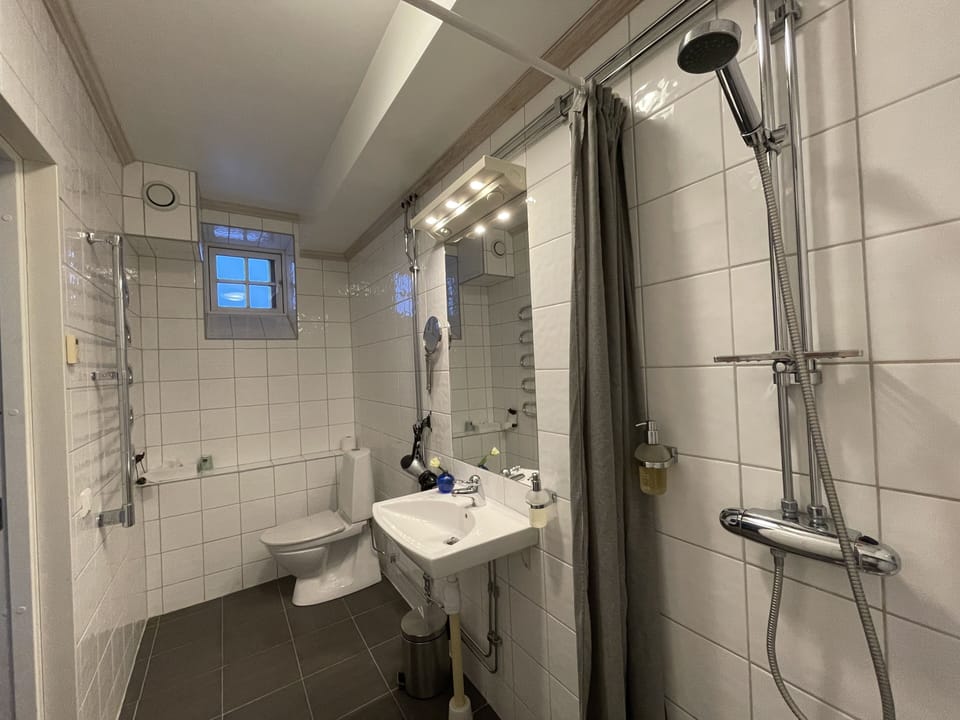 Comfort Single Room, Non Smoking, Ensuite | Bathroom | Shower, hair dryer, towels, soap