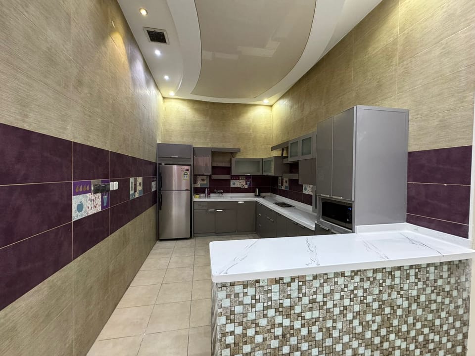 Deluxe Chalet | Private kitchen | Full-size fridge, microwave, oven, cookware/dishes/utensils