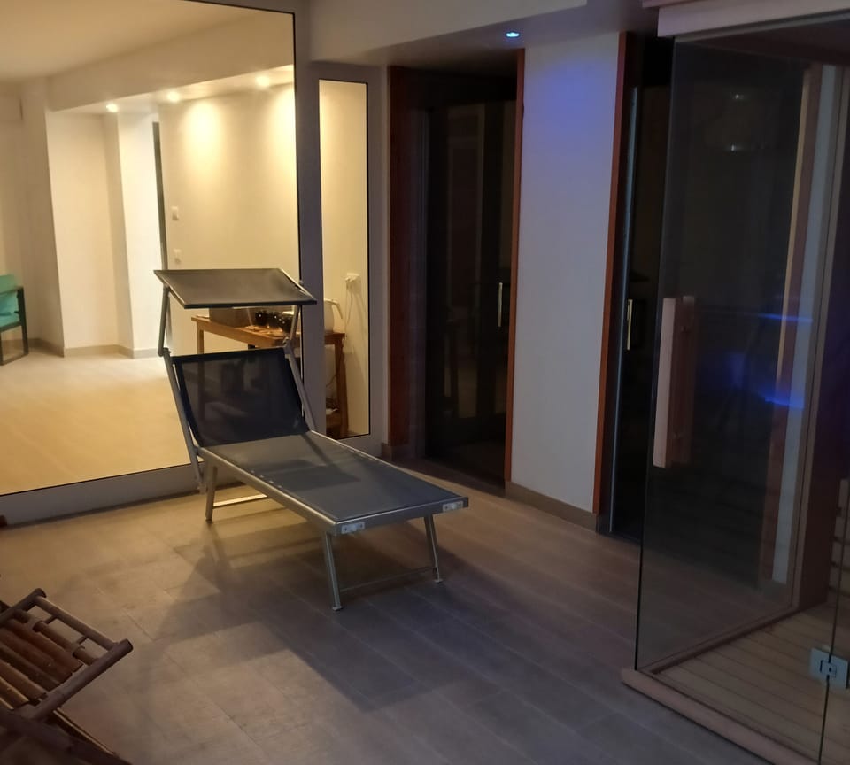 Couples treatment rooms, body treatments, deep-tissue massages