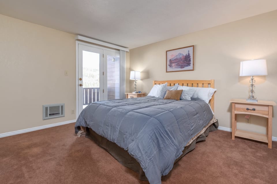 UPSTAIRS BEDROOM 2/KING BED