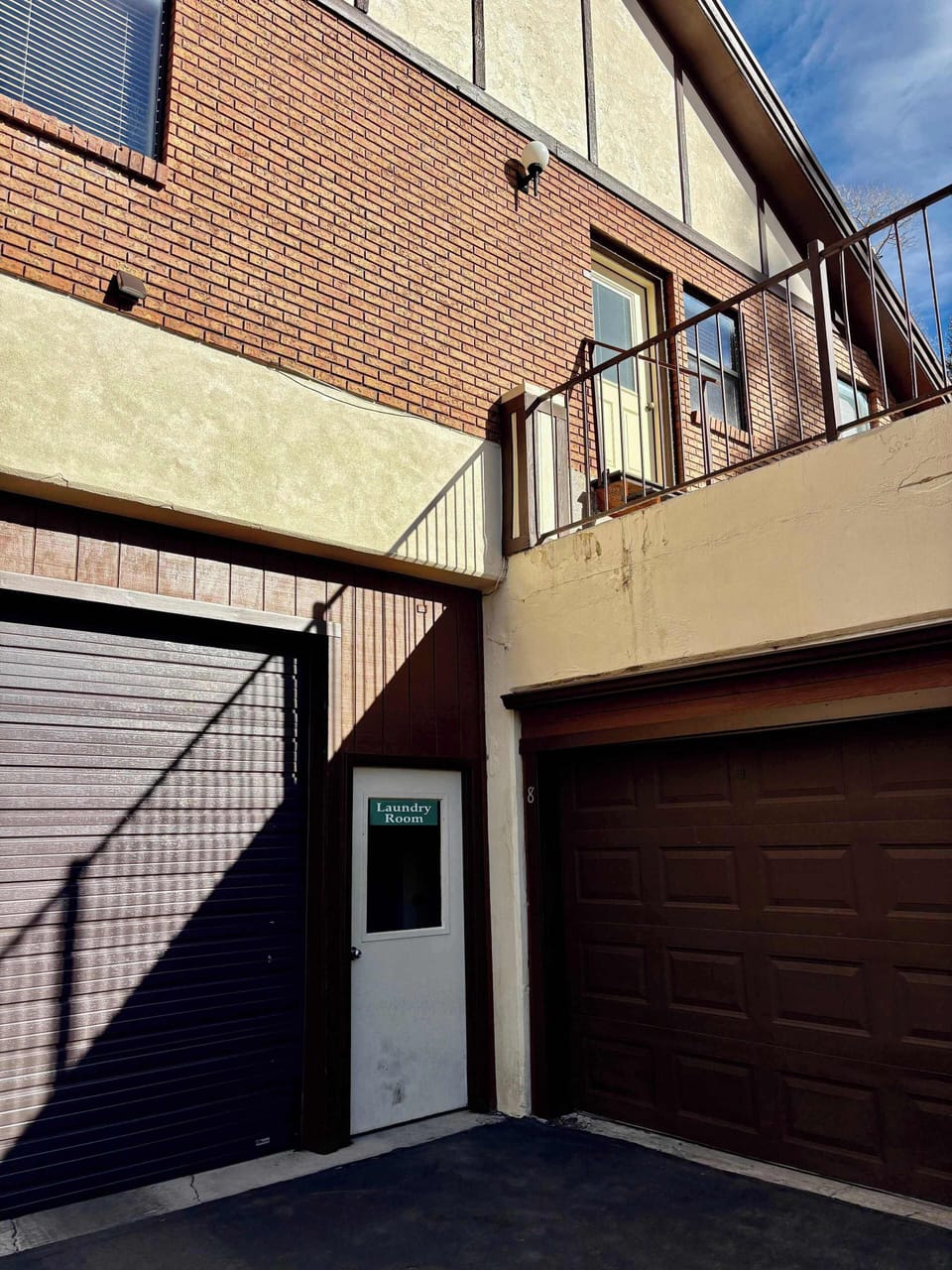 Entrance to LAUNDRY ROOM, Key in Unit