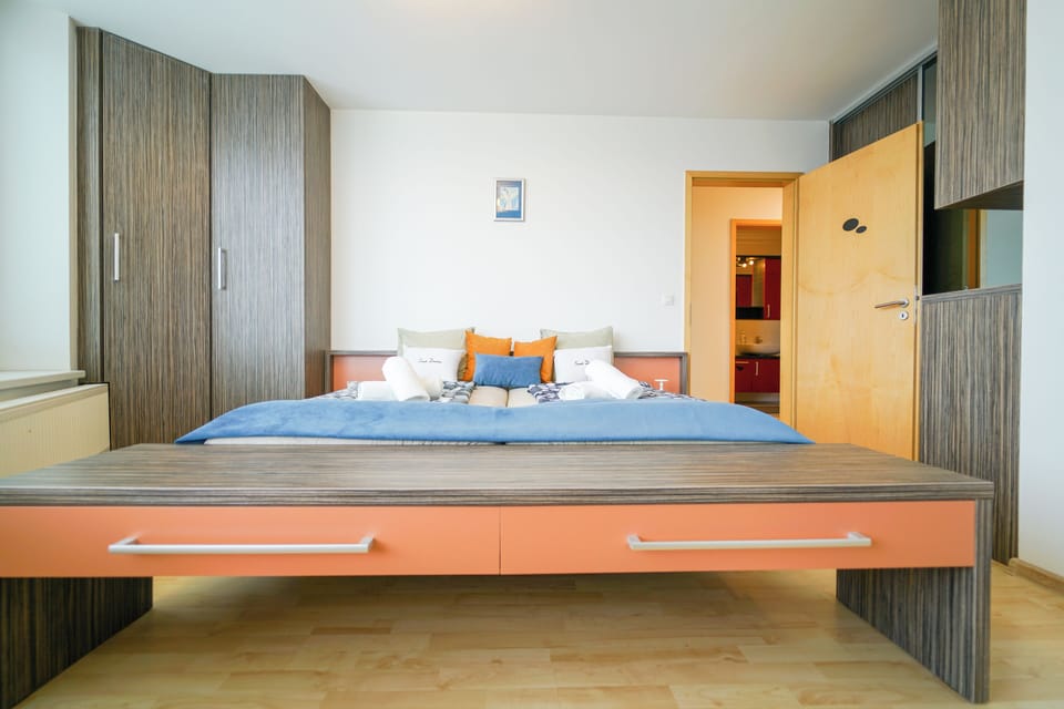 3 bedrooms, Select Comfort beds, desk, laptop workspace