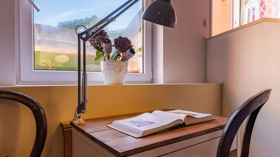 Some classic decoration, bright colors and attention to detail that compose this amazing apartment #decor #lisboa #pt #portugal