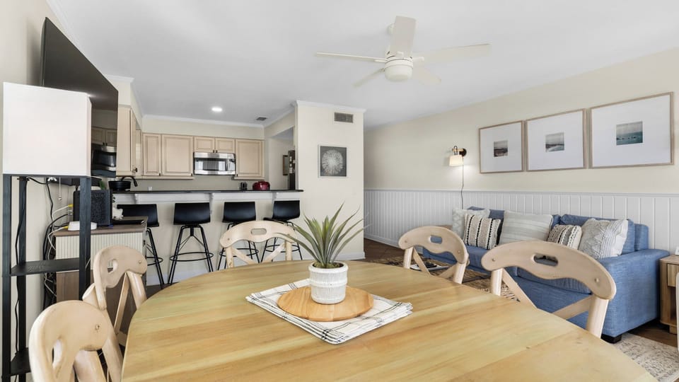 Eastern Shores 103 Dining Area