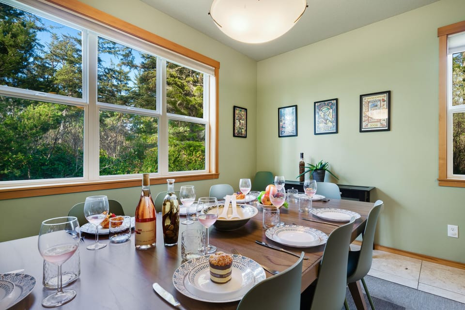Dining room with seating for 8 plus breakfast bar for 4