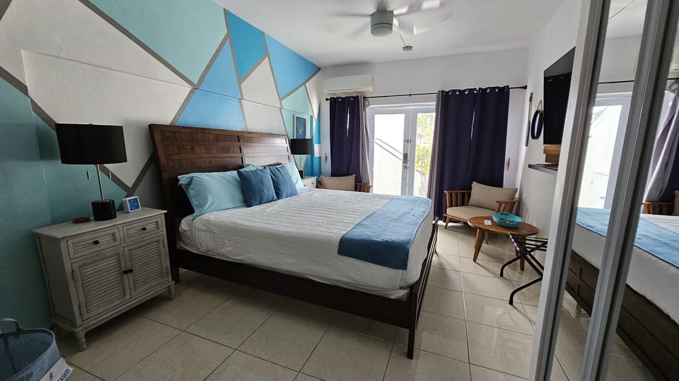 Premium Room, 1 King Bed, Non Smoking, Pool View | Hypo-allergenic bedding available, in-room safe, WiFi (free), bed sheets