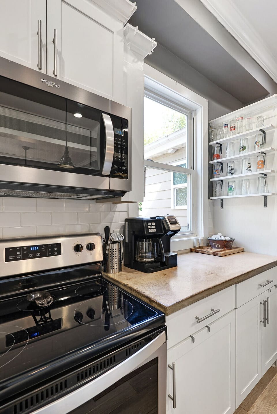 Fully Equipped Kitchen with Natural Light – A chef’s dream with stainless steel appliances and wooden countertops.