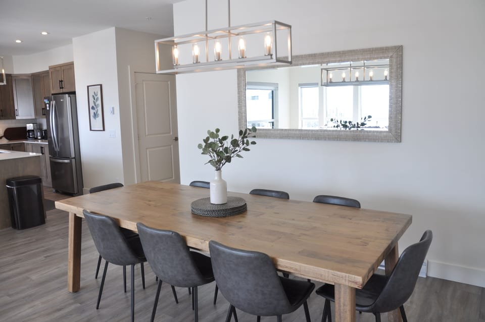 Large dining table seats 8 comfortably plus 3 more at the kitchen bar