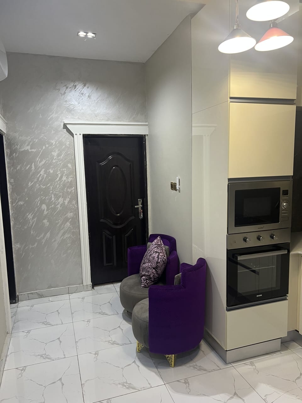 Deluxe Room, Non Smoking | Living area | 32-inch Smart TV with satellite channels, fireplace, Netflix