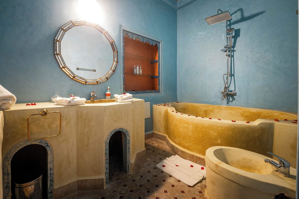 Deluxe Suite, Ensuite | Bathroom | Shower, free toiletries, hair dryer, bathrobes
