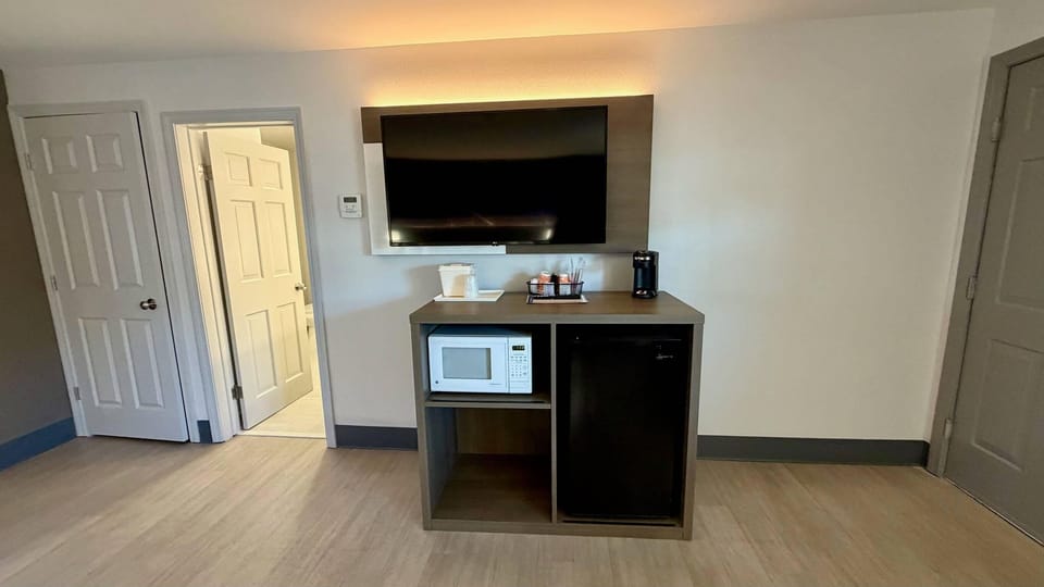 Standard 1 King Bed, Pet Friendly, Exterior Building | Premium bedding, in-room safe, desk, iron/ironing board
