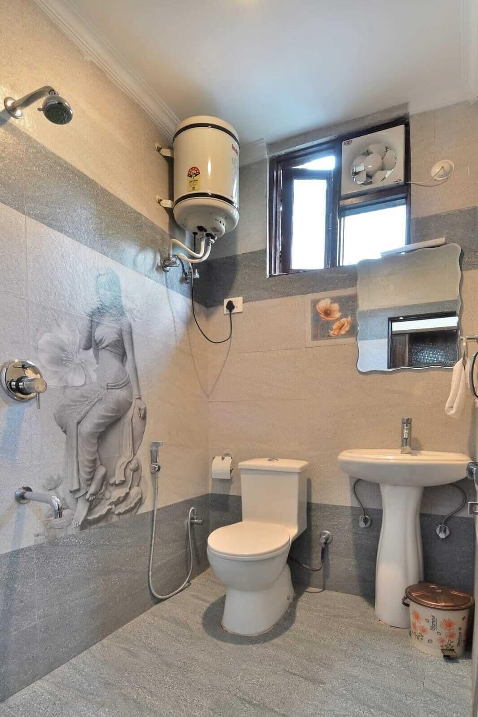 Deluxe Double Room | Bathroom | Shower, free toiletries, towels, shampoo